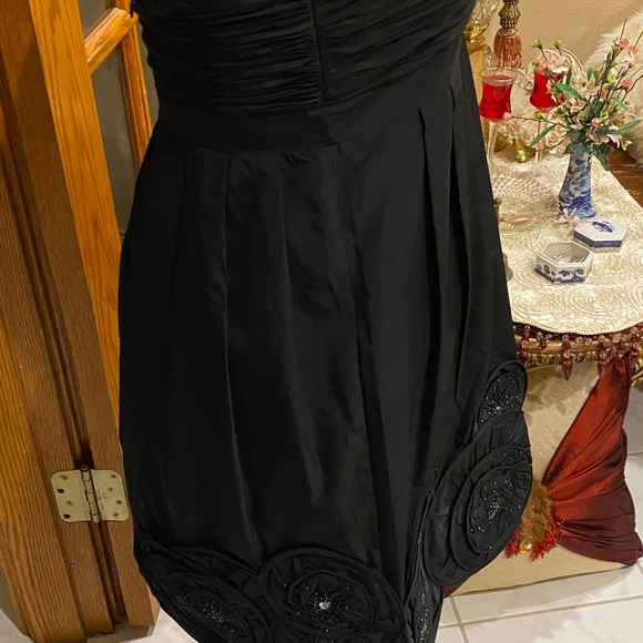 BCBG BLACK BEADED
APPLIQUÉ TAFFETA DRESS size 8 - Picture 9 of 12